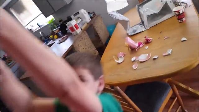 ?Kid Temper Tantrum? BREAKS Sister's Tea Cup! [Original] смотреть онлайн
