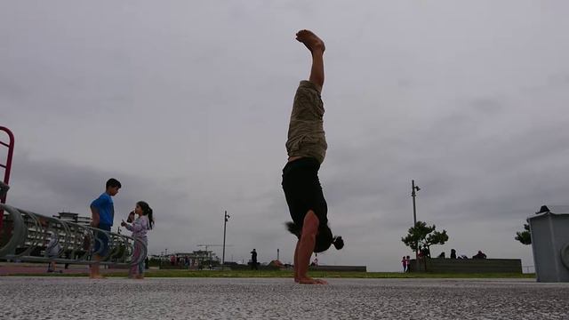 Handstand practice смотреть онлайн