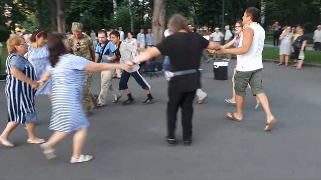 Под крылом самолета...Народные танцы,сад Шевченко,Харьков!!! смотреть онлайн
