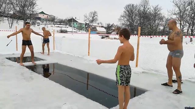 Веселое и бодрое моржевание. 06.01.2019 г. смотреть онлайн