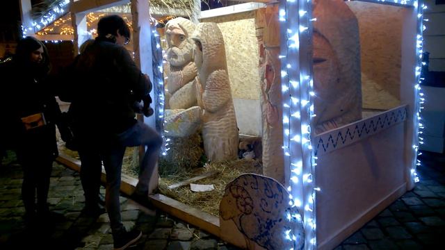 Собаки гріються у шопці на площі Ринок смотреть онлайн