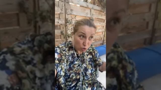 Бабки, что сидели раньше у подъезда, ДОГНАЛИ даже во Франции ?Люди ДОБРЫЕ, помогите чем можете ? смотреть онлайн