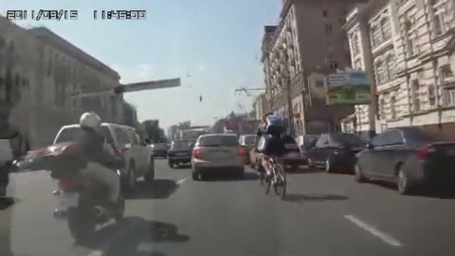 жесть! на такой скорости! наверно тормоза отказали смотреть онлайн