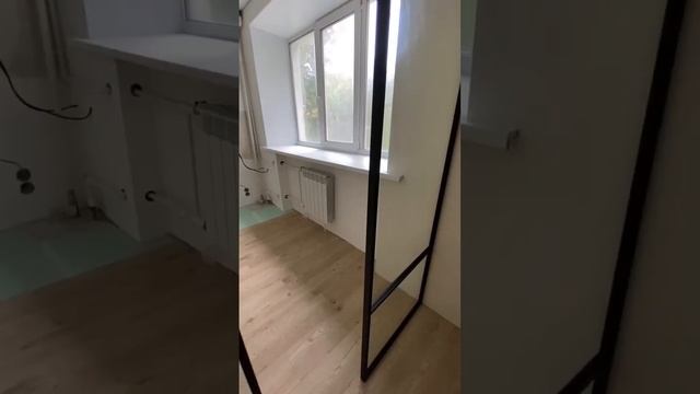 Стеклянная перегородка для кухни. Раздвижная дверь с доводчиком. Modello-design.ru смотреть онлайн