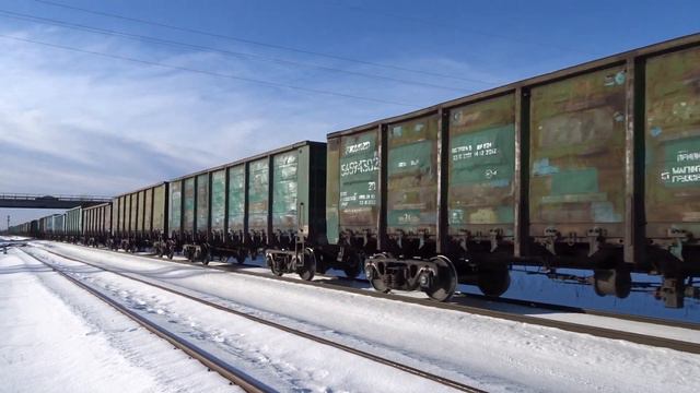 Тепловозы ТЭМ-ТМХ-043 и ТЭМ-ТМХ-013 с грузовым поездом отправляются со станции Нарва смотреть онлайн