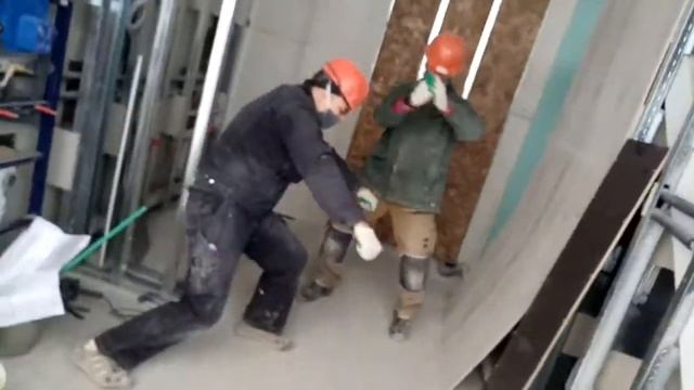 Танец строителей во время пандемии. смотреть онлайн