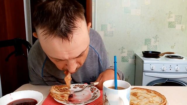 БЛИНЫ С МАЛИНОВЫМ ВАРЕНЬЕМ смотреть онлайн