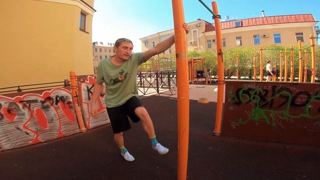 Школа паркура: Как сделать кэтлип на трубу / Александр Баранов смотреть онлайн
