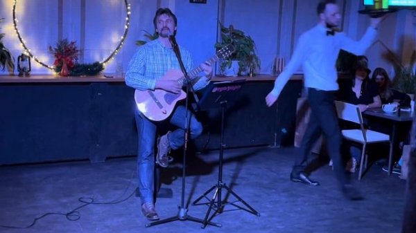 Веселый гном - Егор Гагин, исполняет под гитару в баре Есенин в Минске