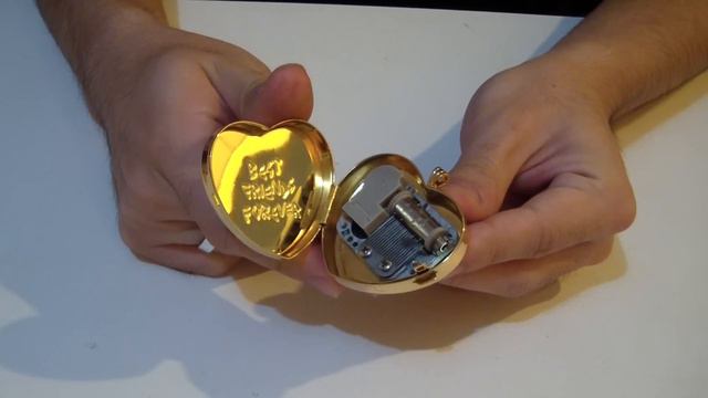 Undertale Heart Locket Music Box смотреть онлайн