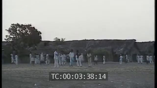 1n 1988 Mogadishu Airport President Siyad Barre bids farewell to Ethiopian prisoners of war capture смотреть онлайн