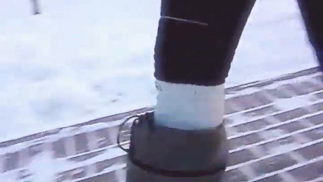 MSV. The frost snowing across Big-stone park in my russian Woodland-cablan POWER EVA-PU boots. смотреть онлайн