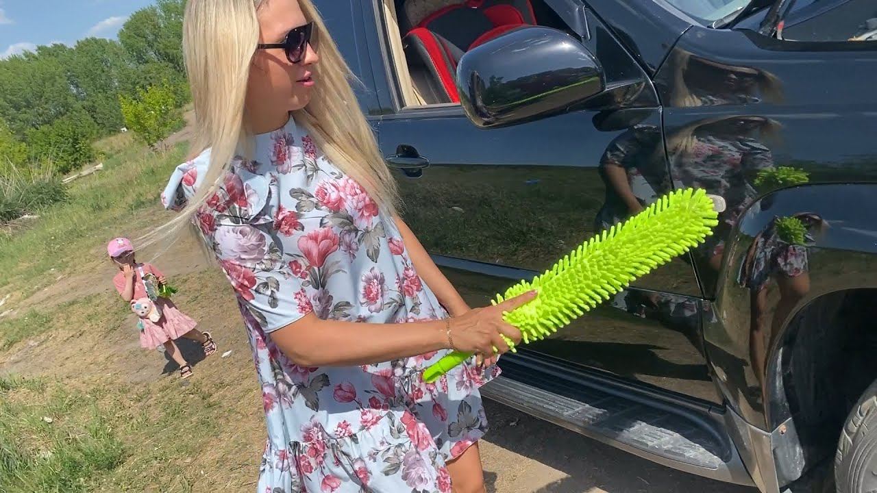 Симпатичная девушка с веником :) смотреть онлайн