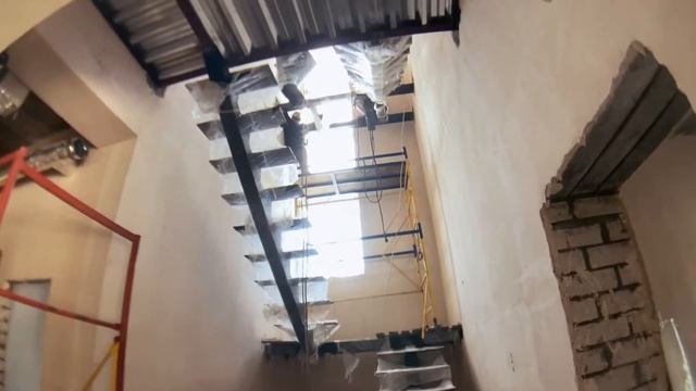Установка лестницы на Монокосоуре в трехэтажный дом компанией hsmetall смотреть онлайн