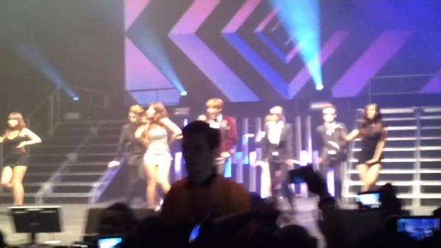 Hyuna & Hyunseung - Trouble Maker at United Cube London 5/12/11 FanCam HD смотреть онлайн
