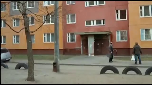 Выбил окно. наверное дома никого нет
