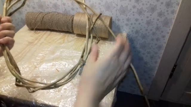 Как сплести НОВОГОДНИЙ/РОЖДЕСТВЕНСКИЙ ВЕНОК? Делаем КАРКАС ВЕНКА на НОВЫЙ ГОД/РОЖДЕСТВО. смотреть онлайн