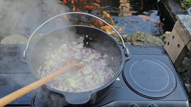 Ciorba de cartofi noi acrita cu zeama de varza la tuci. Toată lumea tap tap pt. cerșetorii de pe .. смотреть онлайн