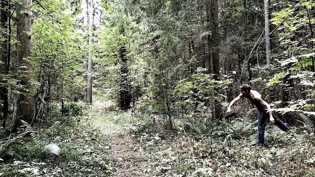 Метание тяжёлого топора в лесу под песню "Богатырская сила". смотреть онлайн