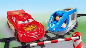 Мультик про машинки Тачки игрушка Молния Маквин соревнуется с поездом для детей
