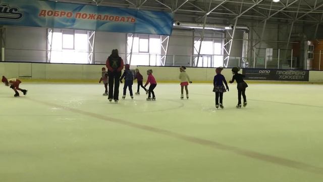 Милана 4 года и ее саночки. Фигурное катание первые шаги. смотреть онлайн