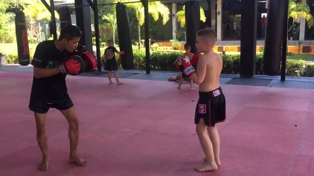 Саша Леонов тайский бокс в АКА смотреть онлайн