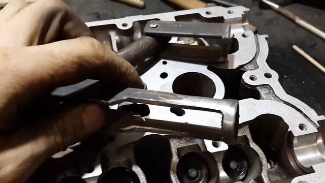 Рассухаривание и Засухаривание клапанов ВАЗ 2112 самодельным инструментом смотреть онлайн