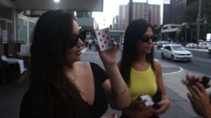 BEIJANDO DESCONHECIDAS ALEATÓRIAS NA RUA