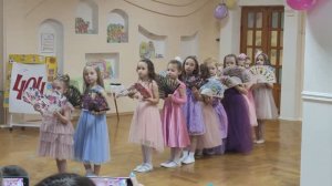 Танец с веерами на выпускном.mp4