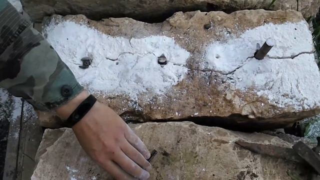 Раскалываем большой камень клиньями для стройки и просто размельчаем неудобный тяжелый камень