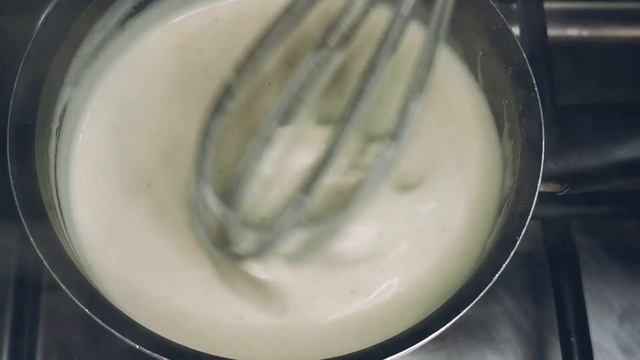 قوارب الكوسا المحشية باللحمة بالبشاميل وبالصلصة الحمرا || Stuffed Zucchini Boats Recipe смотреть онлайн