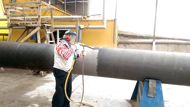 Пескоструйная очистка трубы.