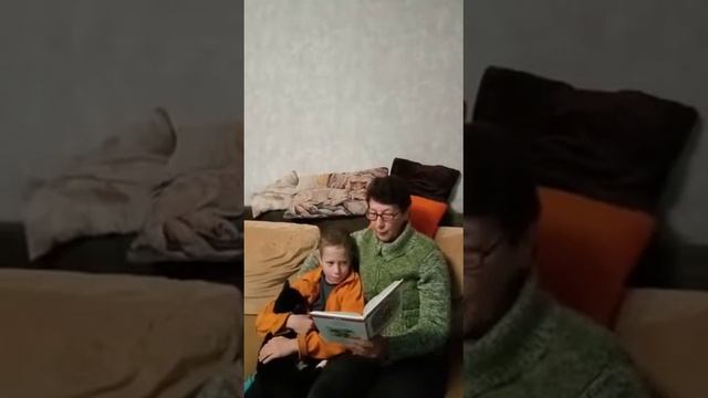 Толмачёва Лариса читает внуку Богдану отрывок из повести А. Н. Толстого «Золотой ключик...» смотреть онлайн