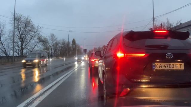 ЖИЗНЬ В КИЕВЕ / У НАС ПРОБКИ / ДОЛГАЯ ДОРОГА НА ЛЕВОБЕРЕЖКУ / 14.11.23 смотреть онлайн