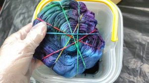 Как покрасить футболку в технике тай-дай, рисунок "Спираль", краткая видеоинструкция