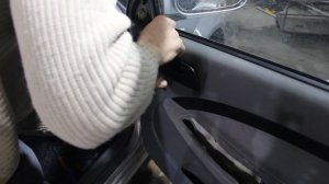 Сhevrolet lacetti - как разобрать дверь. Снимаем ручки дверей и обшивку.