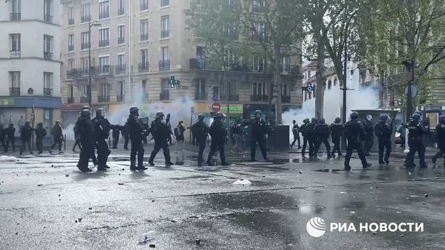 Полиция Парижа начала стрелять в поддерживающих Палестину демонстрантов