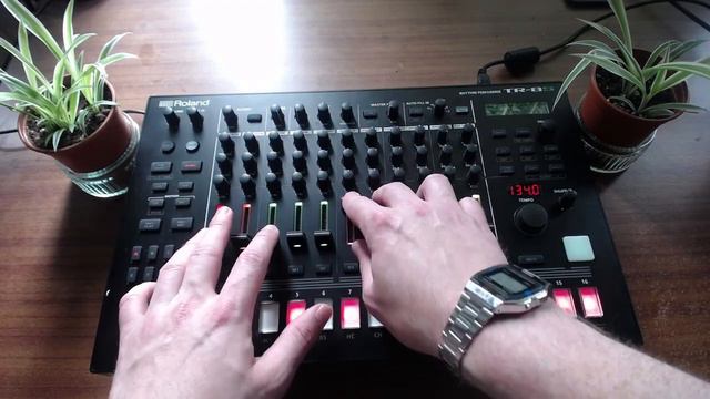 Happy 808 Day - Roland TR8s Live Performance 808 kit смотреть онлайн