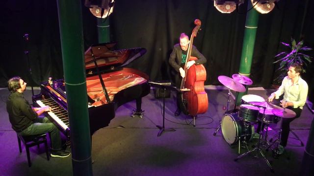 Claudio Passilongo Trio plays Autumn Leaves in Copenhagen, 2019 смотреть онлайн