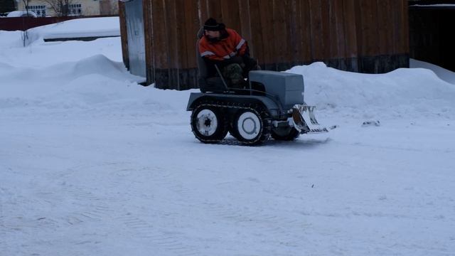 Самодельный трактор - уборка снега смотреть онлайн
