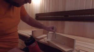 Монтаж своими руками деревянных уголочков (галтели) в парной бани.