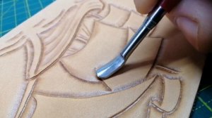 Процесс тиснения и покраски кожи растительного дубления