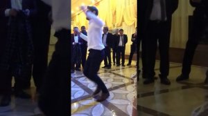 Цыган танцует венгерку на свадьбе