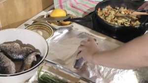 Карась в фольге в духовке.