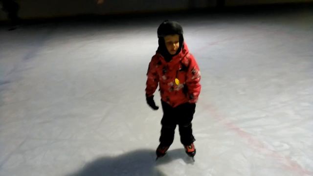 Как научить ребёнка кататься на коньках Отрабатываем развороты смотреть онлайн
