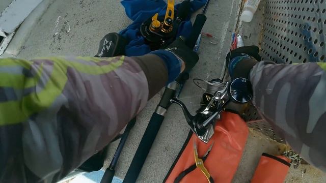 ЛАКЕДРА ПОШЛА! Когда весь борт берёт рыбу. Морской джиггинг с лодки. смотреть онлайн