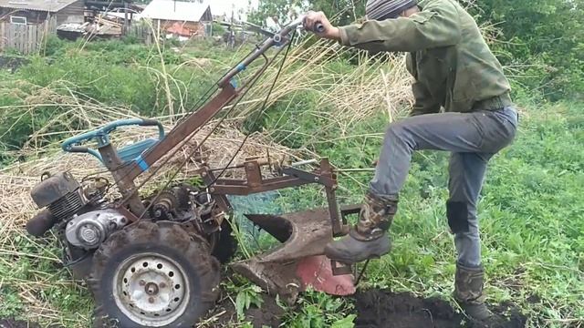 Вспашка заросшего целинника поворотным плугом ,самодельным мотоблоком. смотреть онлайн