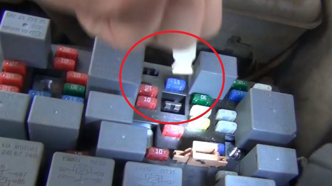 Видео по замене предохранителя фары 15А в монтажном блоке под капотом KIA - Spectra смотреть онлайн