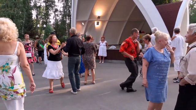 ОТЧЕГО НЕ ЗНАЮ Я С ТОБОЮ ЗАКРУТИЛ! СЧАСТЛИВЫЕ МОМЕНТЫ ИЗ ПАРКА ГОРЬКОГО ХАРЬКОВ ТАНЦЫ смотреть онлайн