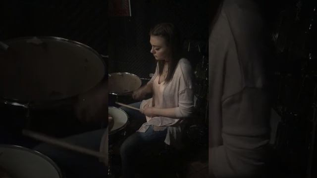 Уроки барабанов в Подольске.Ученица Татьяна играет Boulevard of broken dream смотреть онлайн